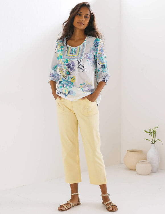 Blouse imprim&eacute;e fleurs, d&eacute;tails brod&eacute;s (&eacute;cru / bleu)