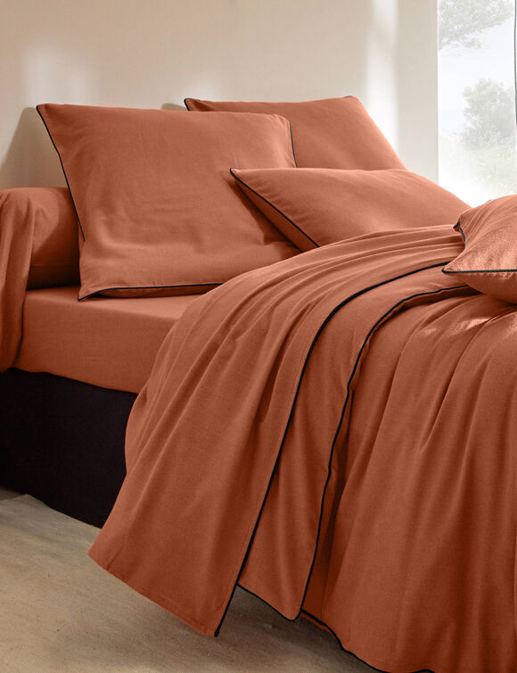 Effen bedlinnen in flanel met contrasterend biesje, 'Timeless' collectie  (tomette)