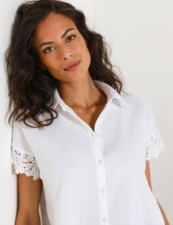 Bloes in crepon, met frontje, lange mouwen en borduursel (wit)