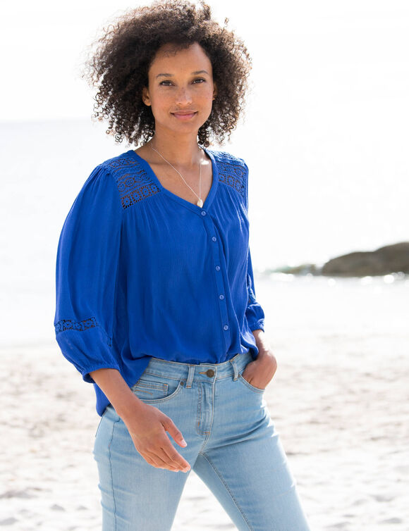 Chemisier col V boutonn&eacute;, cr&eacute;pon fluide macram&eacute; (iris)