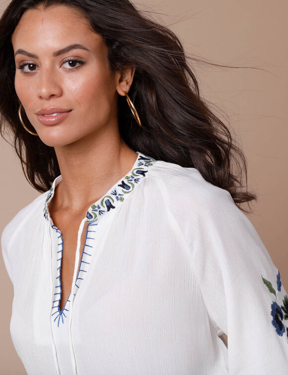 Blouse brodée, col rond (écru / bleu)