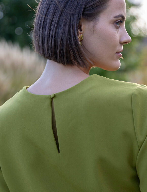 Soepelvallende blouse met V-hals en korte mouwen, effen (mosgroen)