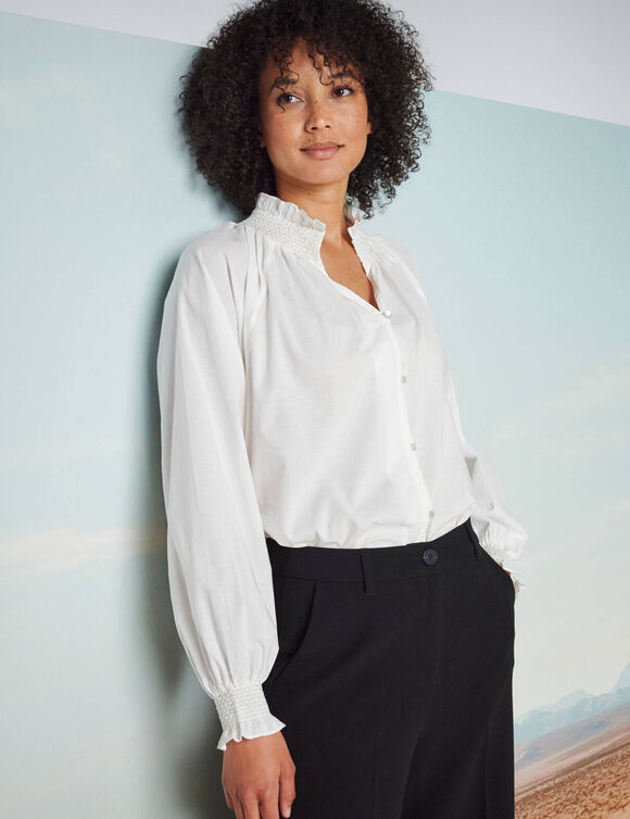 Chemisier uni d&eacute;tails smock&eacute;s, manches blousantes (&eacute;cru)