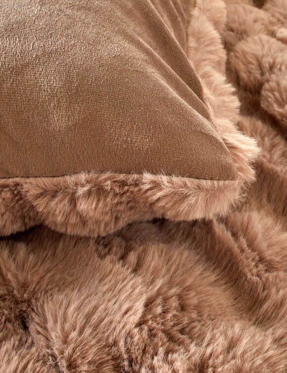 Couvre-lit et taie d'oreiller, aspect fourrure.  (gr&egrave;ge)