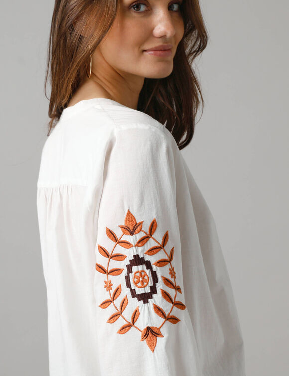 Blouse oversize en coton, détails brodés (écru)