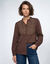 Blouse met knoopsluiting, geborduurd borststuk en kraag met ruches (chocolade)