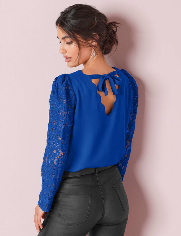 Blouse met geschulpte halslijn aan de rug en kanten mouwen (blauw)