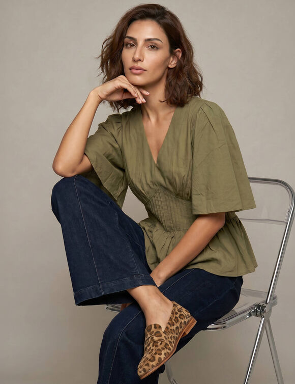 Blouse &agrave; basque volant&eacute;e, manches coudes papillon (vert)