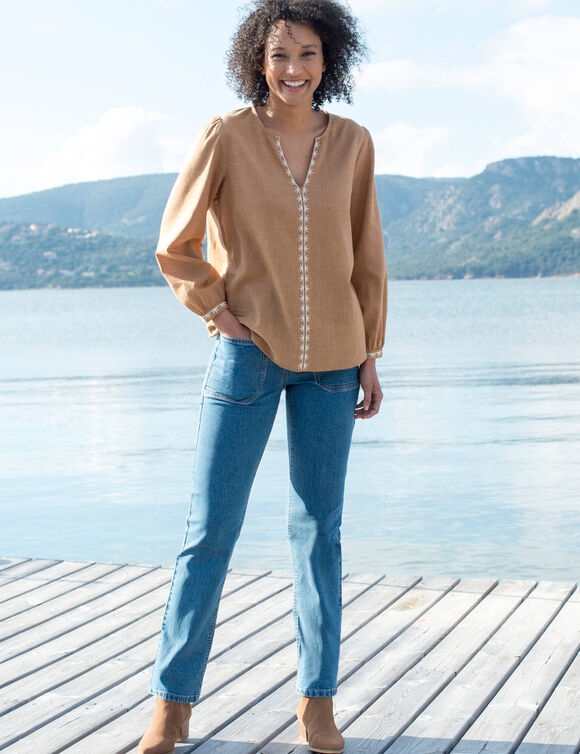Blouse unie brodée en coton, col fendu (noisette)