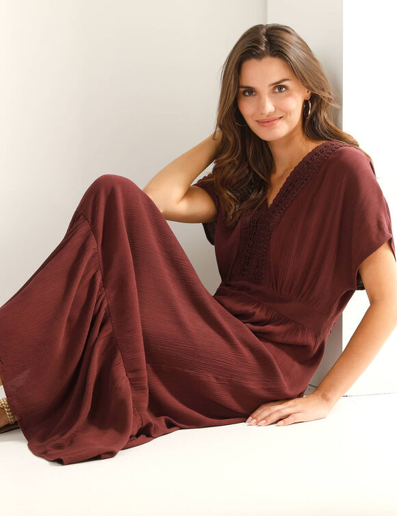 Lange strokenjurk in crepon, details in macram&eacute; (vijgenkleur)