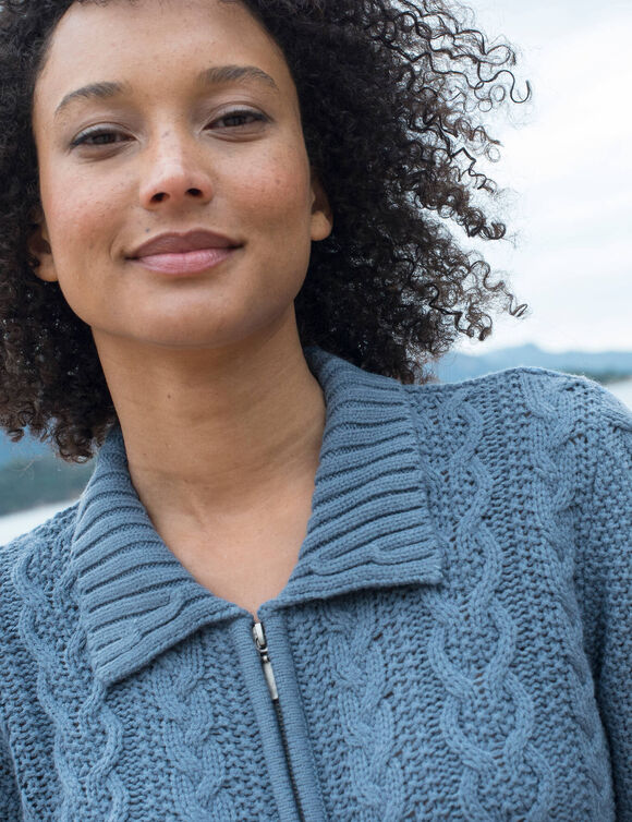 Gilet zipp&eacute; col polo, maille torsad&eacute;e (bleu jean)