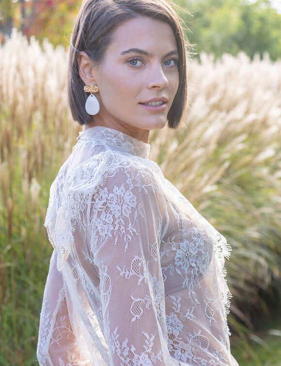 Blouse dentelle volant&eacute;e (&eacute;cru)