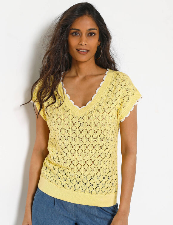 Pull en crochet festonn&eacute; col V, manches courtes (jaune / &eacute;cru)