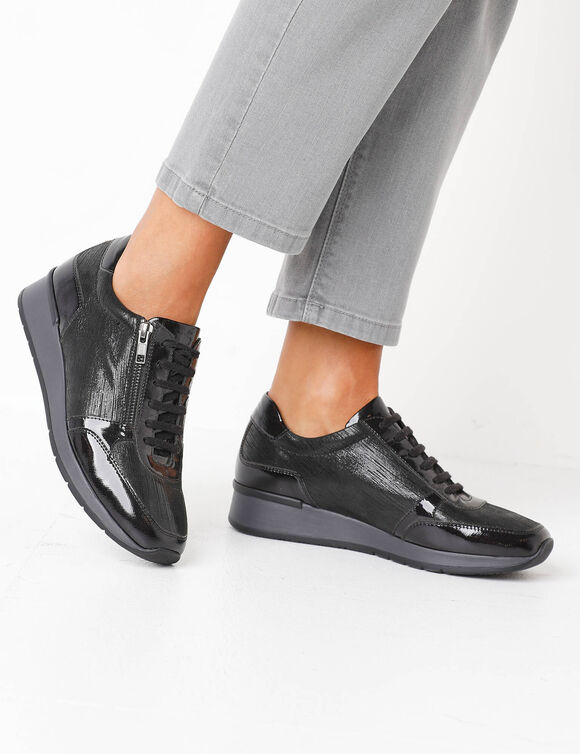 Tennisschoenen met verhoogde zool van LWG-gecertificeerd lakleer (zwart)