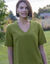 Soepelvallende blouse met V-hals en korte mouwen, effen (mosgroen)