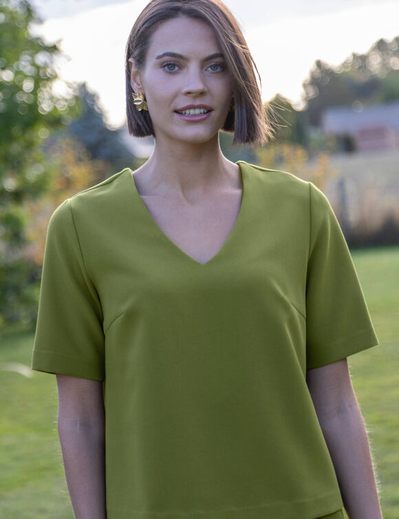 Soepelvallende blouse met V-hals en korte mouwen, effen (mosgroen)