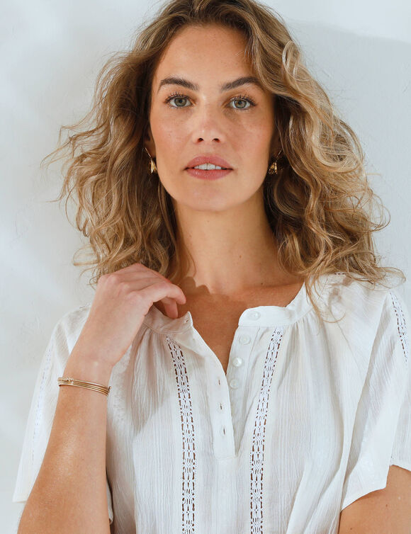 Blouse manches courtes finitions en macram&eacute;, unie (&eacute;cru)