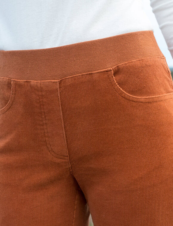 Pantalon droit "ultra-confort", en velours c&ocirc;tel&eacute;  (caramel)