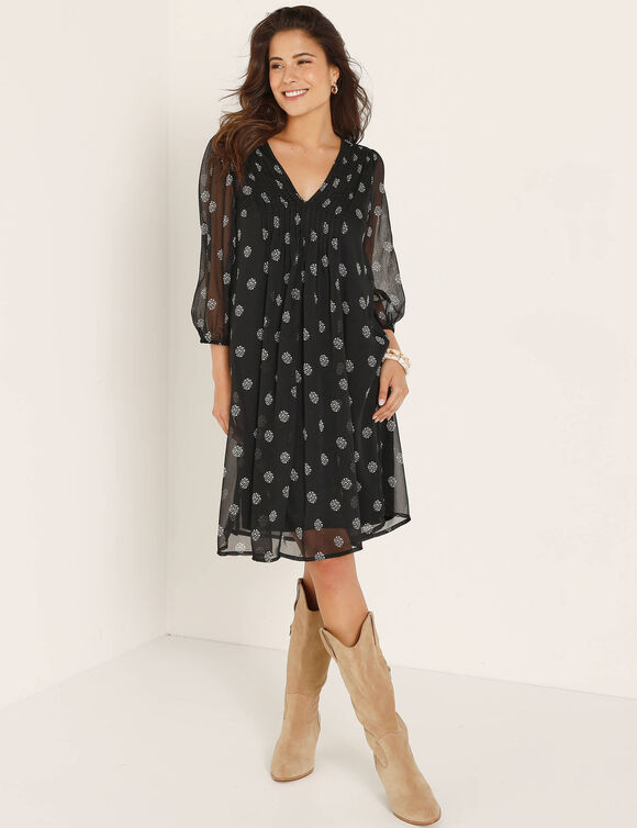 Jurk met plooien, voile met stippenprint (zwart / wit)