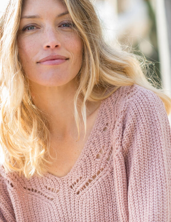Pull  col V maille anglaise ajourée (rose poudré)