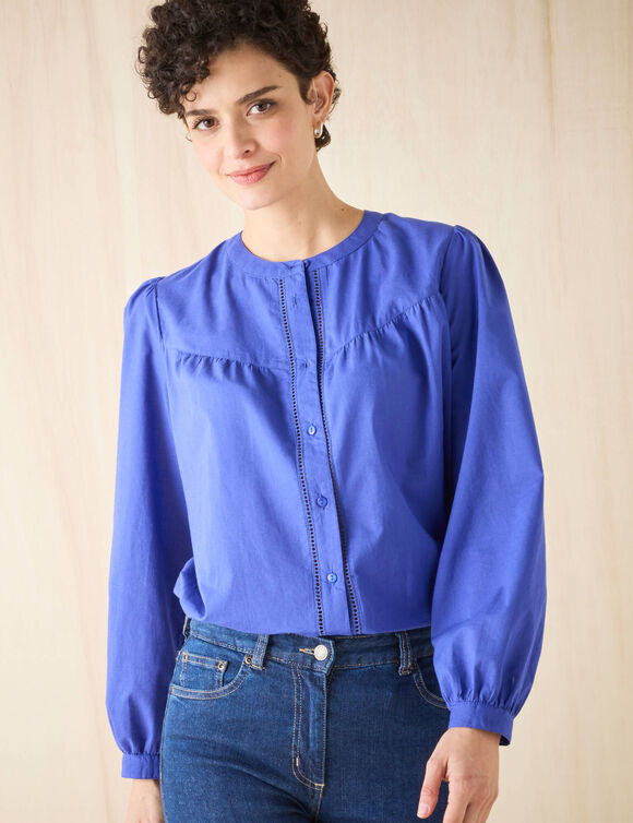 Effen bloes met ronde hals, details in ladderajour (felblauw)