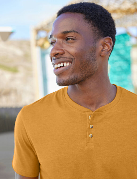 T-shirt uni col tunisien (ocre)