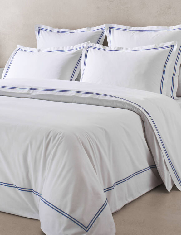 Effen tweepersoonsbeddengoed met dubbele stiknaad &ndash; katoenbatist 80 draden/cm&sup2; (wit / blauw)