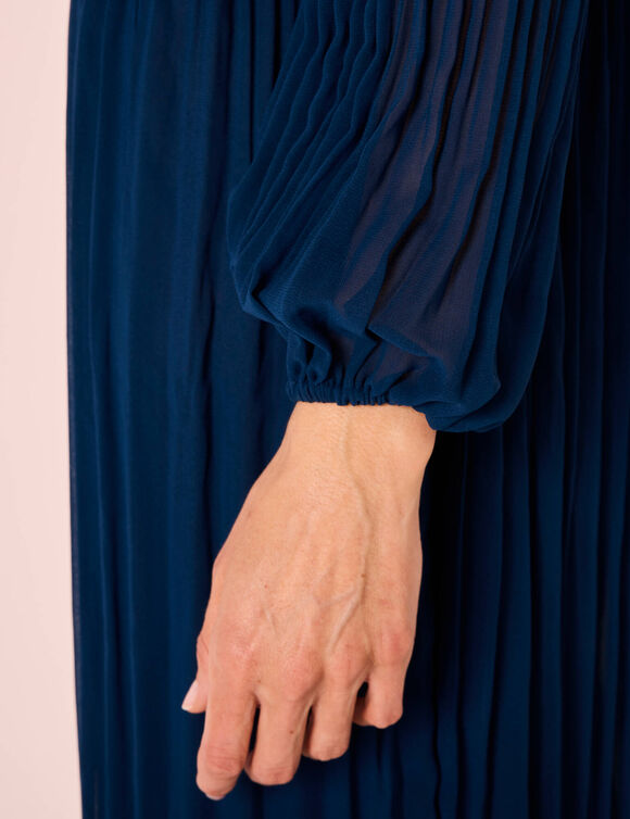 Robe unie mi longue, voile pliss&eacute; (bleu nuit)
