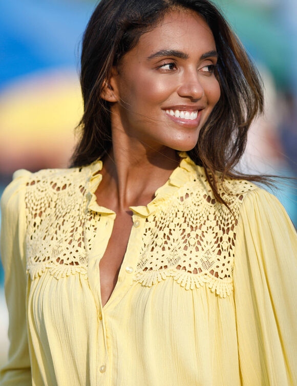 Chemisier boutonné macramé, col volanté (jaune)