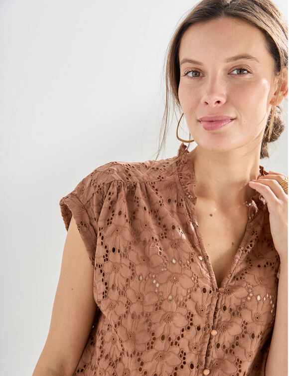 Chemisier manches courtes col volant&eacute;, broderie anglaise (noisette)