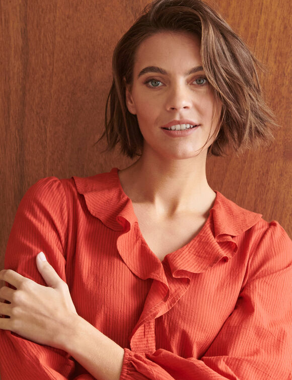 Blouse col V volant&eacute;e unie (rouge)