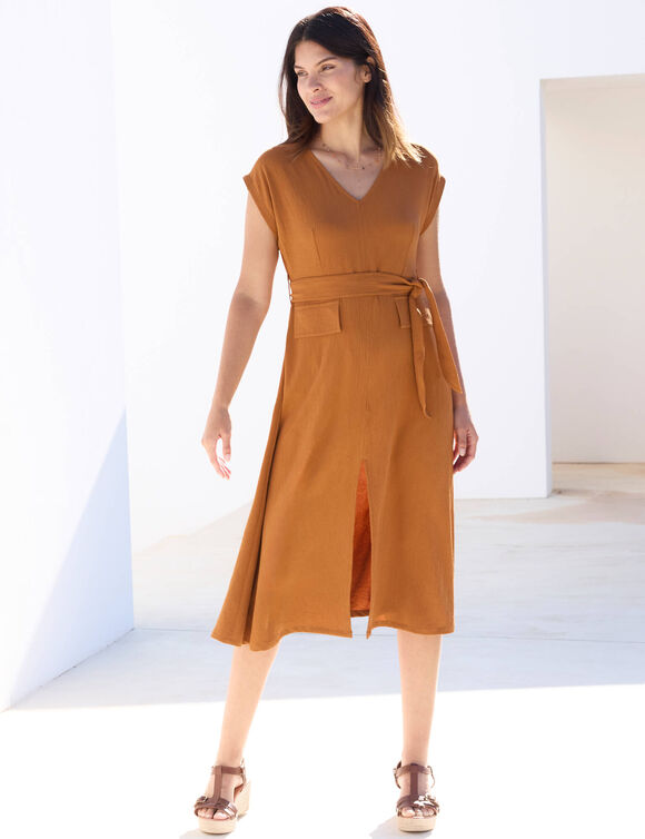 Robe longue ceintur&eacute;e, en cr&ecirc;pe uni effet l&eacute;g&egrave;rement froiss&eacute; (caramel)