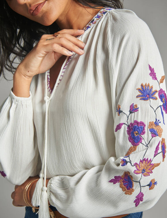 Blouse brodée, col rond (écru / violet)