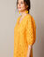 Jurk met broderie anglaise en 3/4-mouwen (saffraangeel)