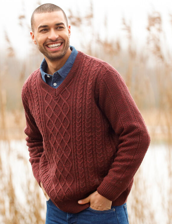 Pull col V maille irlandaise (bordeaux chin&eacute;)