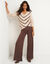 Pull col V rayé, maille anglaise toucher doux (beige / chocolat)