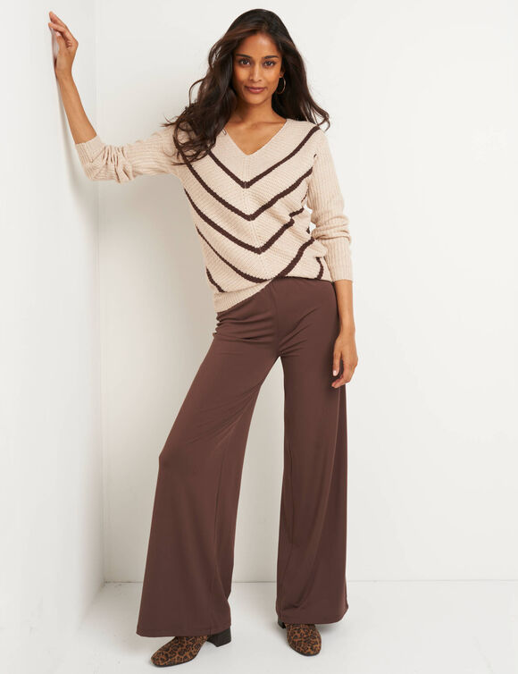 Pull col V rayé, maille anglaise toucher doux (beige / chocolat)
