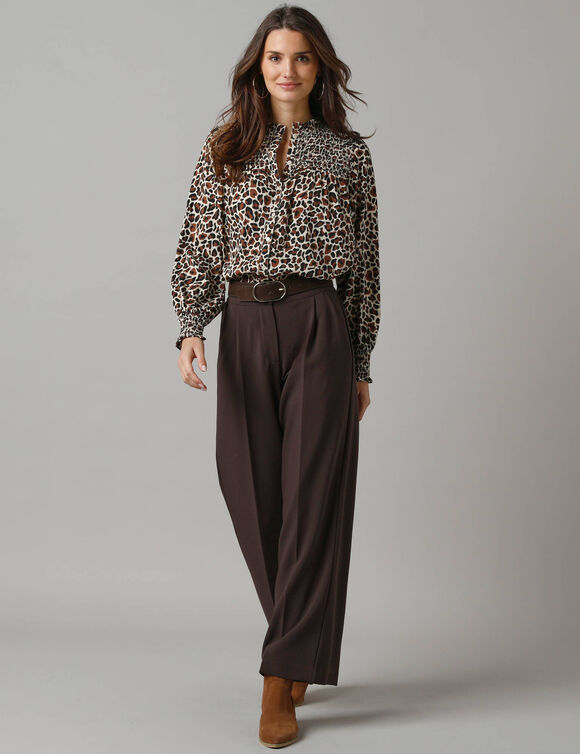 Chemisier imprim&eacute; l&eacute;opard, d&eacute;tails de smocks (caramel / noir)