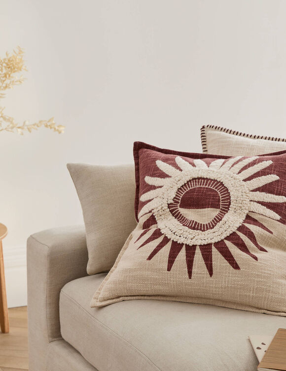 Coussin textur&eacute; motif soleil (bordeaux / &eacute;cru)