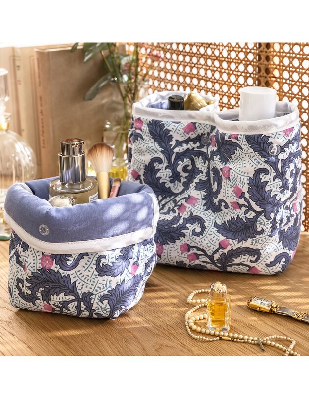 Gematelasseerde toilettas met drukknopen - set van 2 blauwe, verantwoorde aankoop, blauw Gematelasseerde toilettas met drukknopen - set van 2 blauwe, verantwoorde aankoop, blauw, hi-res