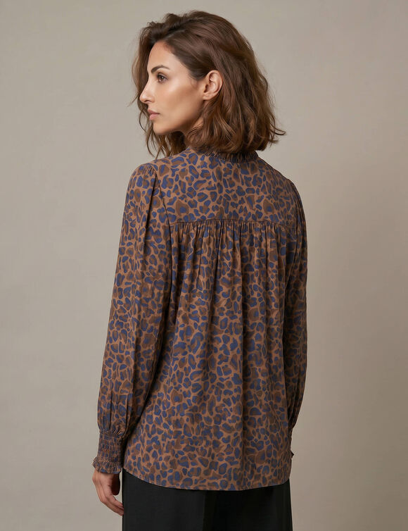 Chemisier imprim&eacute; l&eacute;opard, d&eacute;tails de smocks (caramel / bleu)
