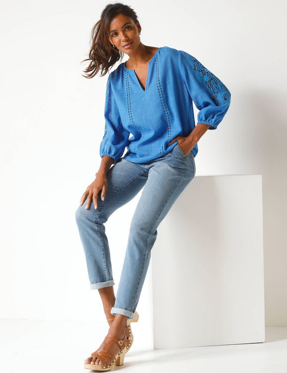 Blouse unie macram&eacute;, manches brod&eacute;es (bleu)