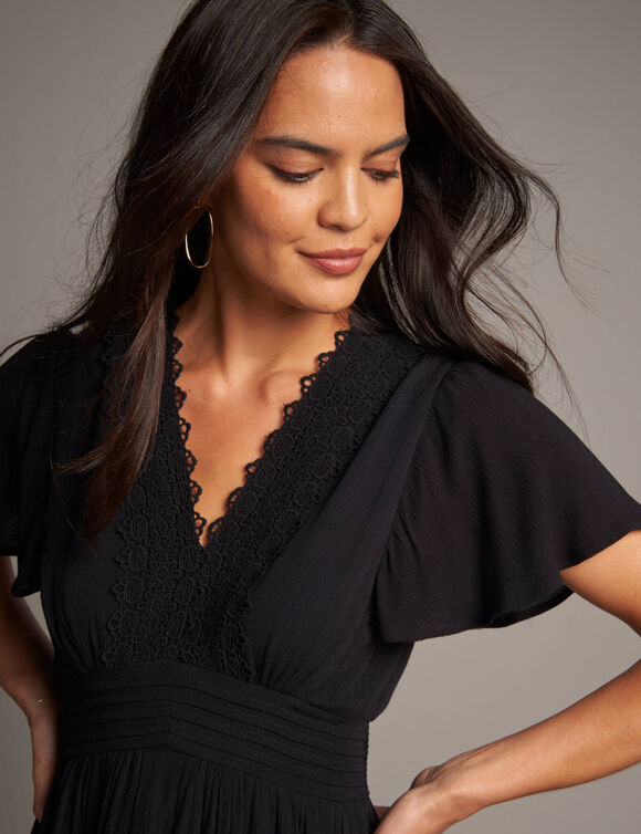 Robe longue en cr&eacute;pon et macram&eacute; (noir)