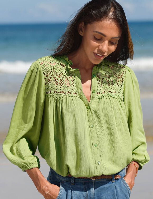 Chemisier col volant&eacute;, cr&eacute;pon et macram&eacute; (vert mousse)