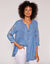 Tuniek met knoopsluiting, plooitjes en borduursel, lichte jeans (bleached)