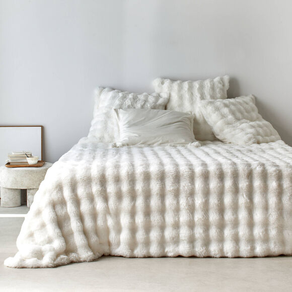 Couvre-lit et taie d'oreiller, aspect fourrure.  (&eacute;cru)