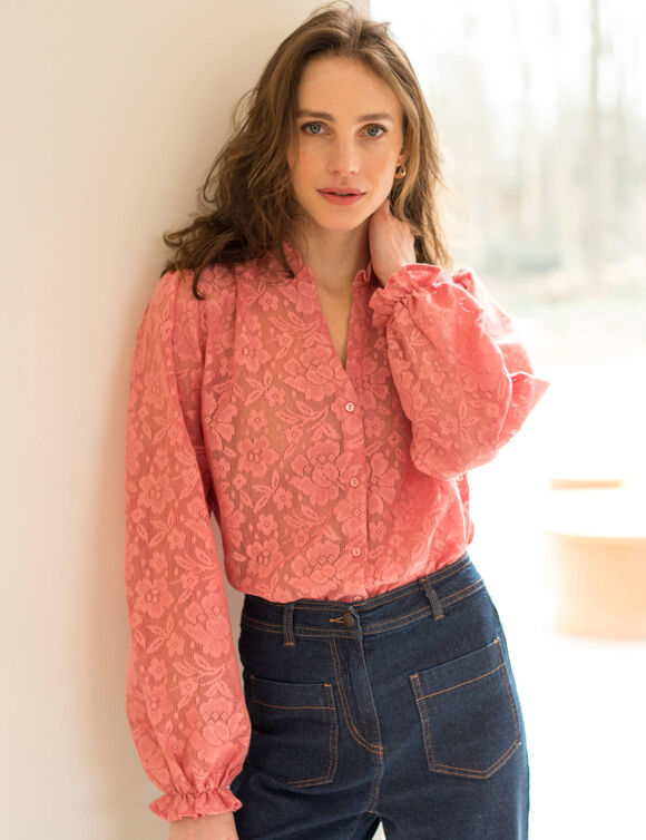 Chemisier en dentelle fleurie, col volanté (bois de rose)