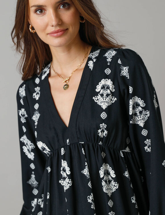 Robe courte col V, crêpe imprimé (noir / écru)