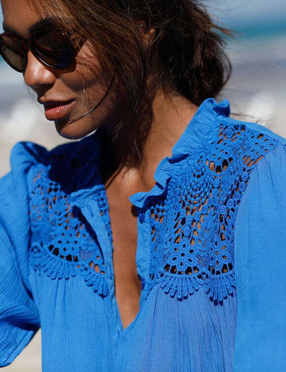 Chemisier col volant&eacute;, cr&eacute;pon et macram&eacute; (bleu)