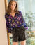 Gefronste bloes in bedrukte voile, ruime mouwen (inktblauw)